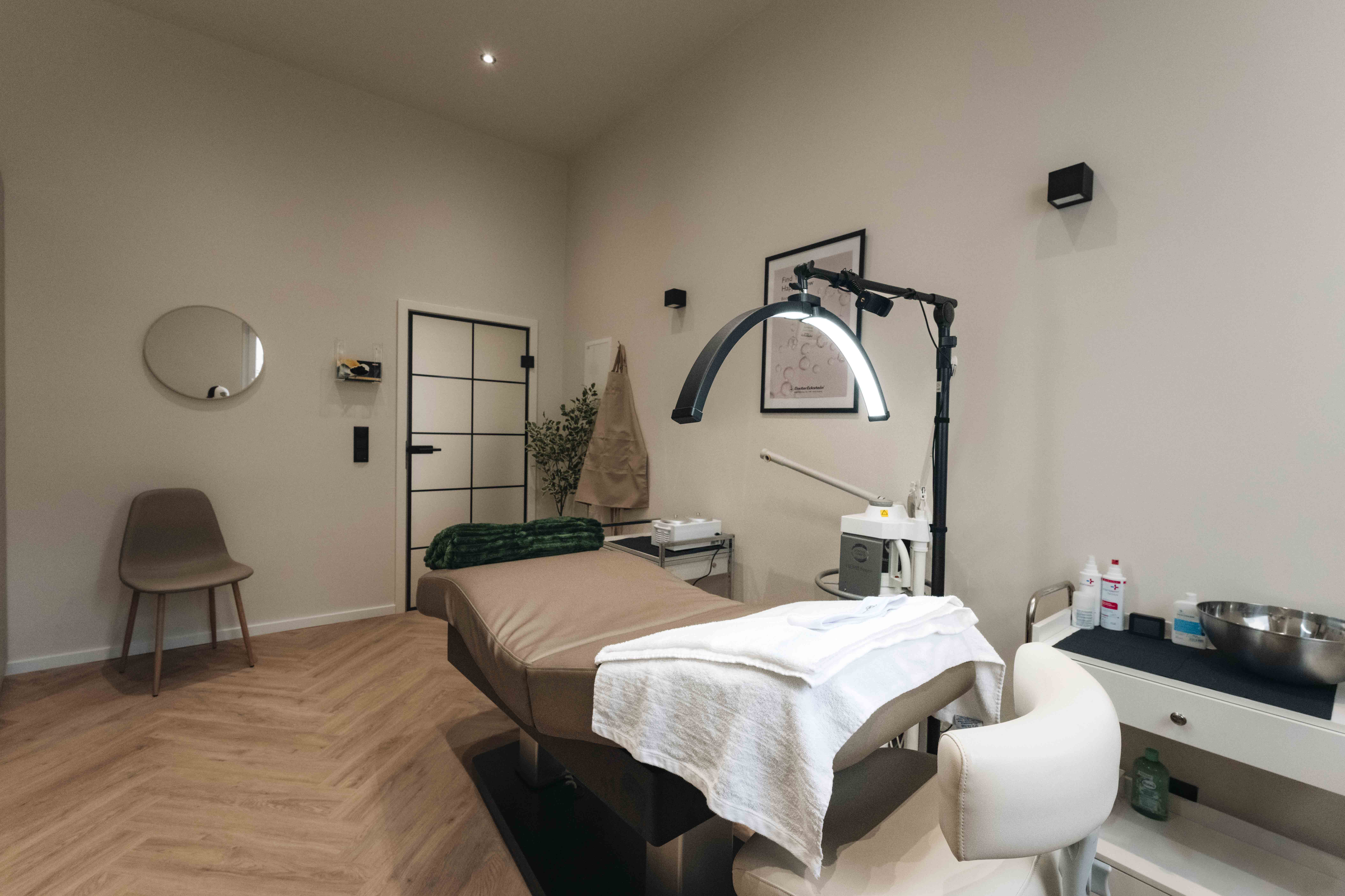 Behandlungsraum mit Liege