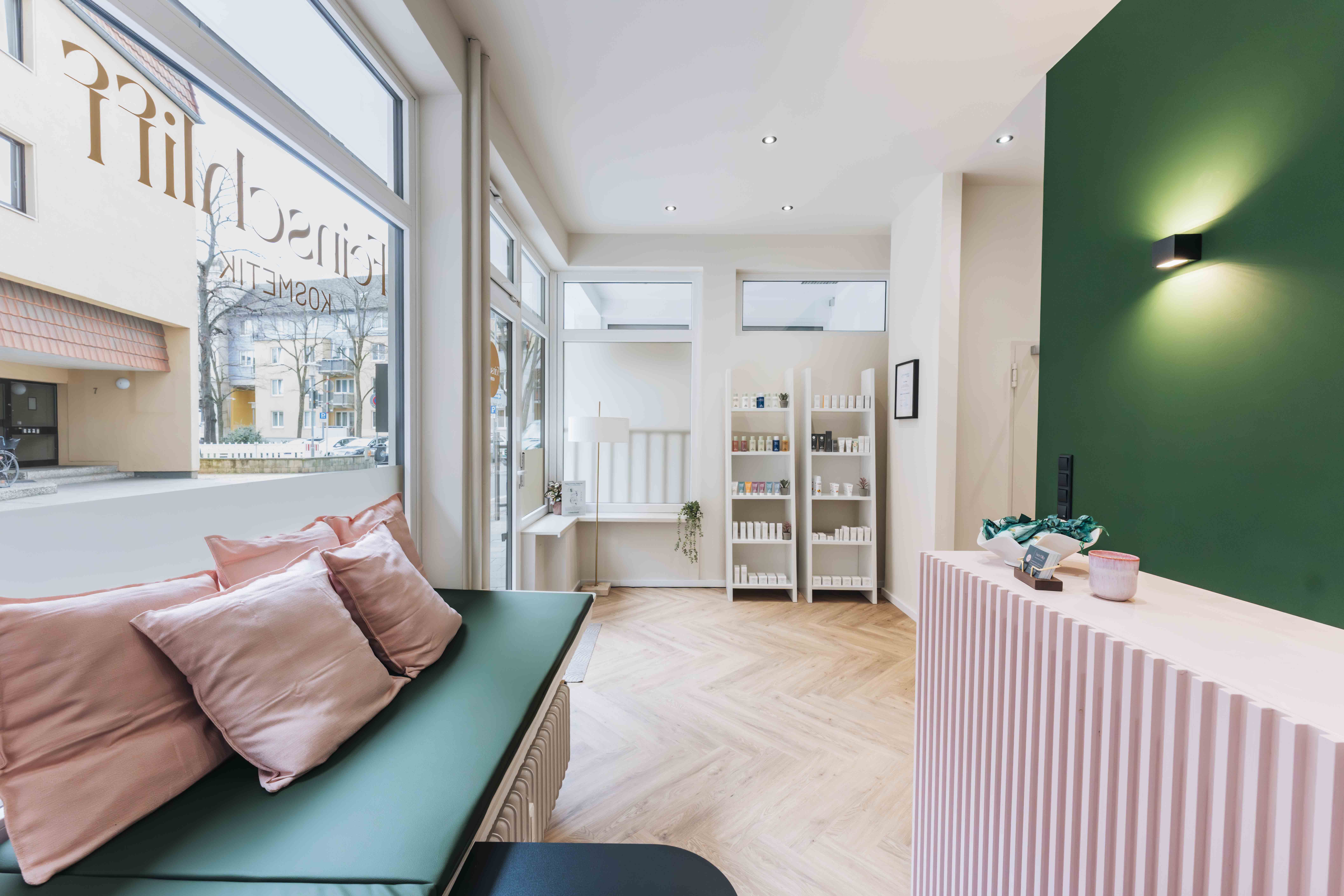 Empfangsbereich mit Sitzbank